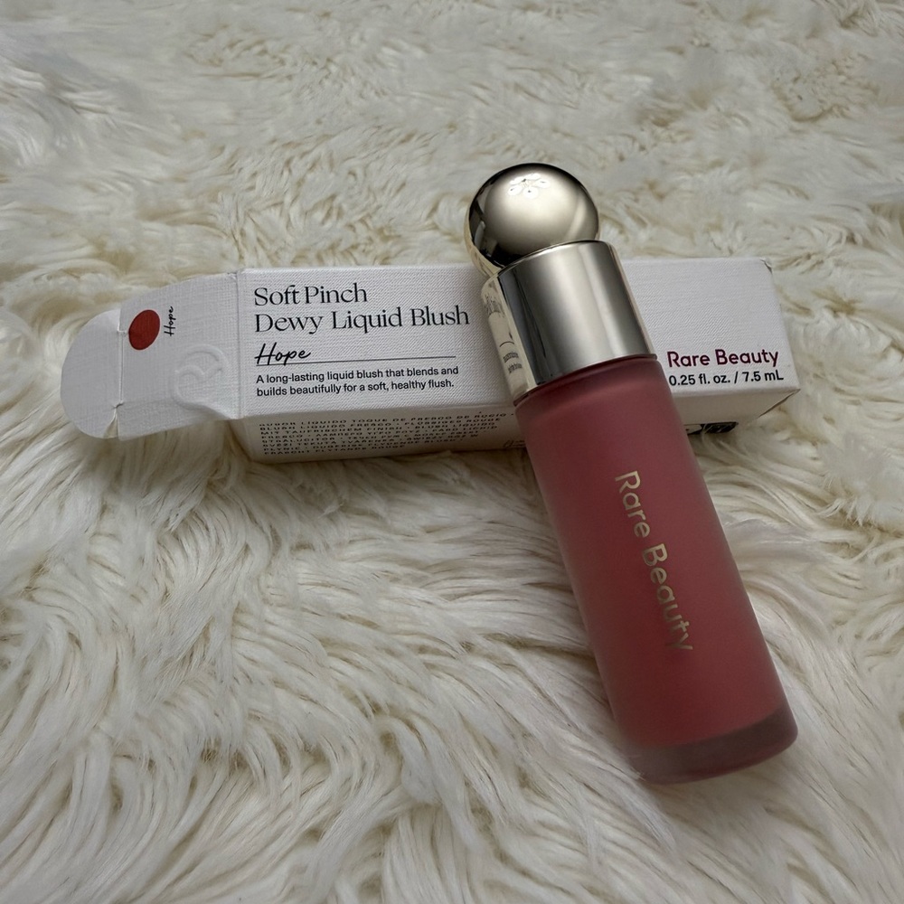 Rare Beauty Soft Pinch Dewy Liquid Blush - color Hope